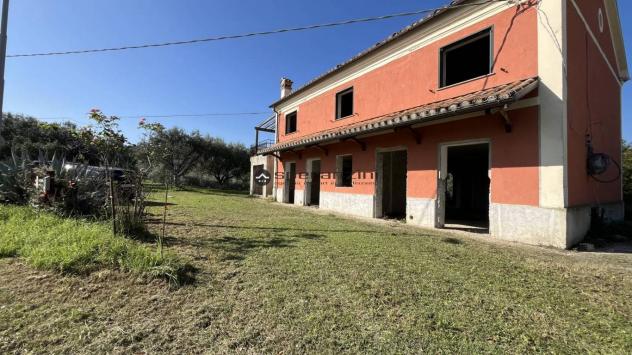 Cartoceto non lontano dal piccolo borgo medievale, in posizione elevata, dominante sull'intera vallata, facilmente raggiungibile dalle principali vie - Foto 8
