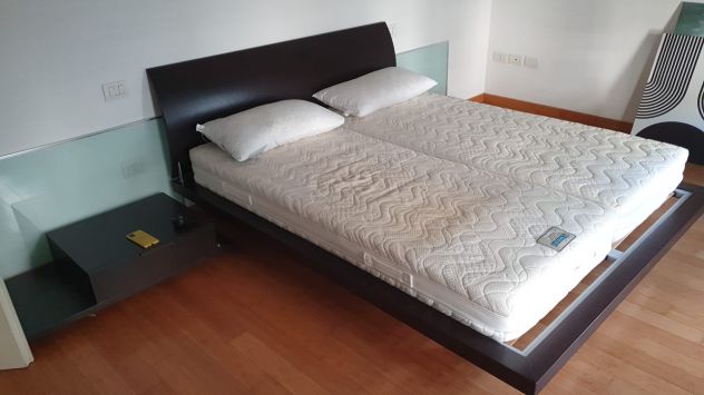 letto matrimoniale con comodini e materassi