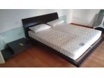 letto matrimoniale con comodini e materassi