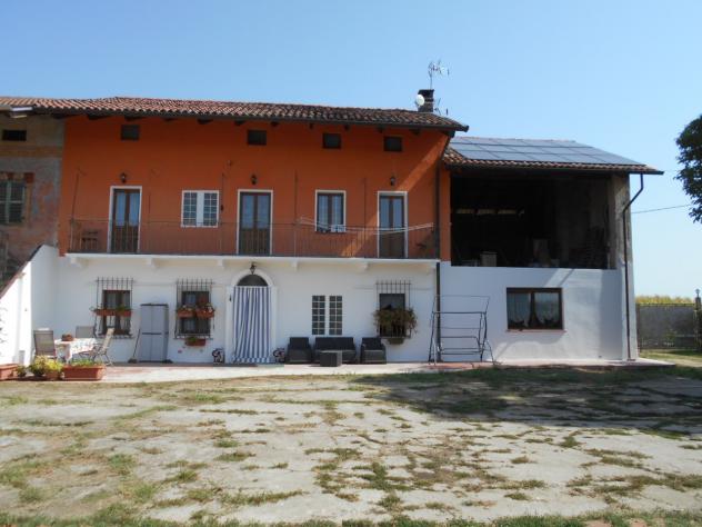 immersa nel verde, cascina ristrutturata libera su tre lati con cortile e giardino privato. Piiano terra: ampio soggiorno, sala da pranzo, cucina (che
