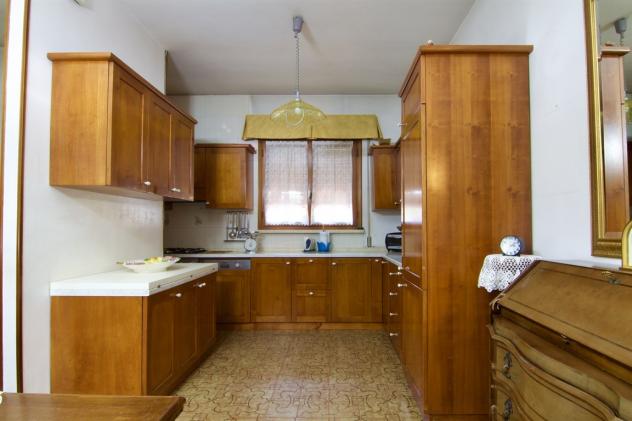 Bonavicina – Ampia bifamiliare con 2 appartamenti, 800 mq di giardino e volumetria edificabile. - Foto 2