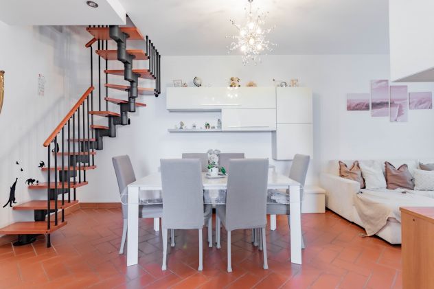 APPARTAMENTO CON 2 CAMERE,DOPPI SERVIZI,GARAGE E TERRAZZA - Foto 3