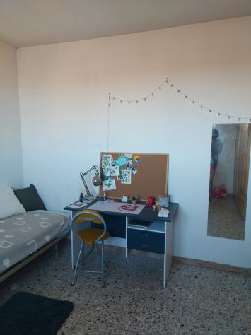 Affittasi a Ravenna a studente ampia stanza singola.