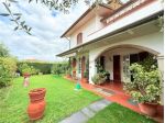 Villetta bifamiliare in vendita a Marina di Massa - Massa 220 mq  Rif: 1345820