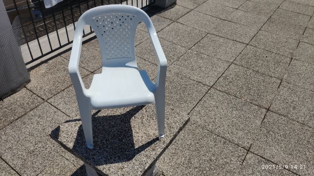 Sedia Bianca con braccioli in plastica resistente come nuova