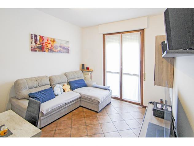 Vendesi luminoso BILOCALE con CANTINA e BOX