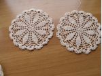 N° 2 SOTTOBICCHERI FATTI A MANO DA CM. 12 IN COTONE DI COLOR BEIGE nuovo .-