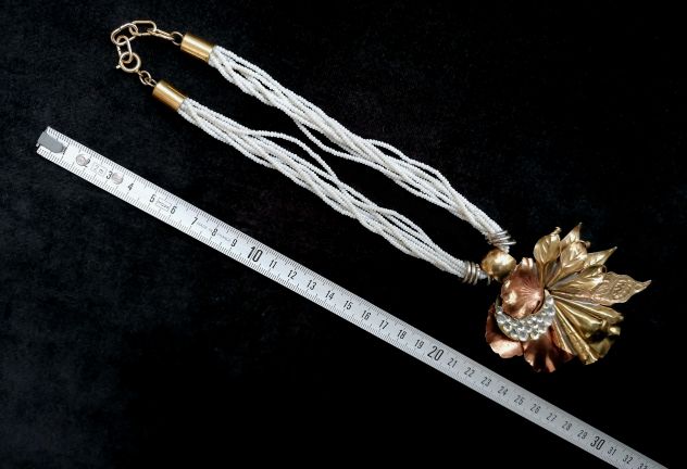 COLLIER MULTIFILO IN MICRO-PERLE E GRANDE PENDENTE DORATO EPOCA 1950-60. - Foto 8