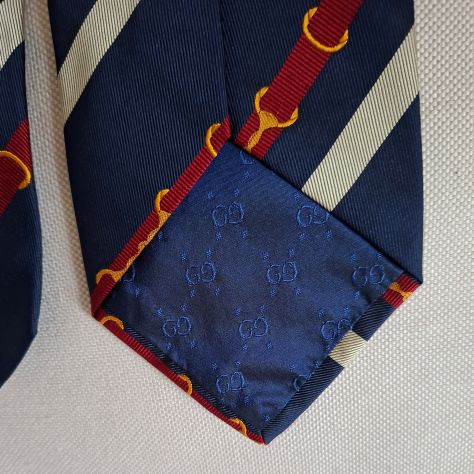 Gucci cravatta blu con righe azzure e amaranto - Foto 3