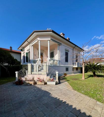 APPARTAMENTO di 8 vani e di 180 mq (PIETRASANTA) rif. 142AF