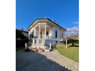 APPARTAMENTO di 8 vani e di 180 mq (PIETRASANTA) rif. 142AF