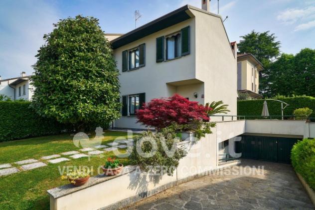 Villa di 187 m² con 5 locali e box auto in vendita a Biassono