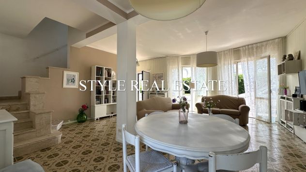 Villa con piscina e giardino in zona Fontane Bianche, Siracusa