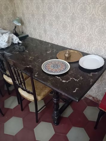 Tavolo con piano in marmo nero