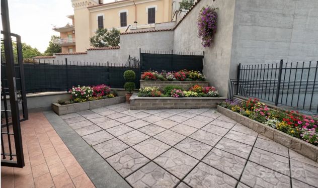 MONTEROTONDO-BILOCALE CON GIARDINO E POSTO AUTO. - Foto 3