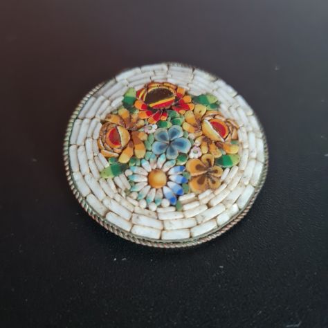 Spilla primi '900 in micromosaico floreale su ottone .