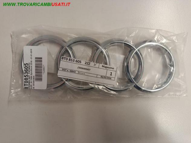 STEMMA ANT. CROMATO 8T0853605 Carrozzeria  Lamierati esterni  Cofano  Stemma ant. AUDI - A1 GBA Sportback 2018 - 01-01-2018 -, AUDI - A3 3 po