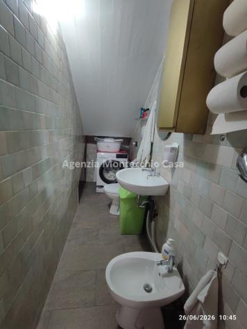 Appartamento completamente ristrutturato con tre camere, taverna, garage e ampio scoperto esclusivo - Foto 11
