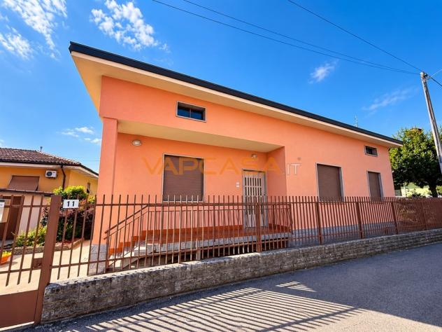 VILLA SINGOLA SU UN UNICO PIANO CON AREA ESTERNA PRIVATA