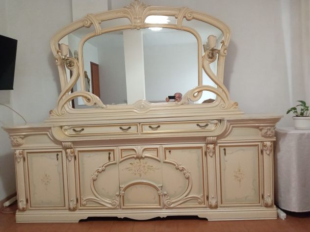Vendo mobili sala stile veneziano bianco anticato.