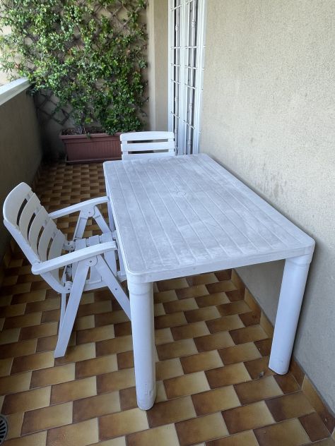 TAVOLO BIANCO DA ESTERNO IN PLASTICA  2 SEDIE PIEGHEVOLI - Foto 9
