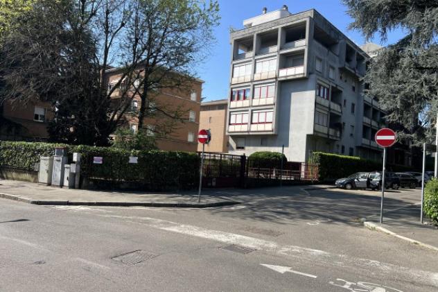 Box / Garage di 80 m² in vendita a Legnano