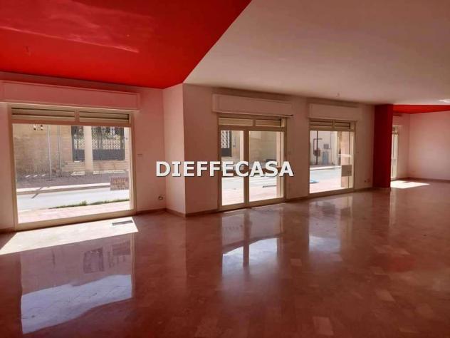 A2032 - In affitto locale commerciale in centro