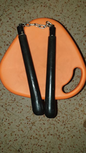 Nunchaku in gomma dura con catena