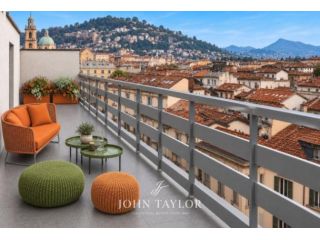 Attico / Mansarda di 150 m² con 5 locali e box auto doppio in affitto a Como