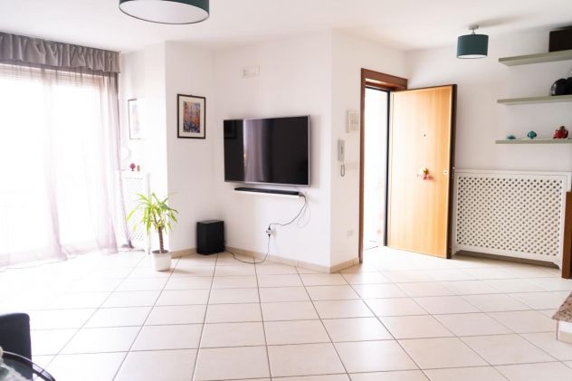 VILLA A SCHIERA SU DUE LIVELLI