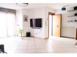 VILLA A SCHIERA SU DUE LIVELLI