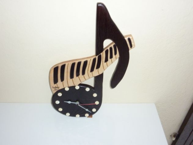 Oggetti d'artigianato in legno esotico.