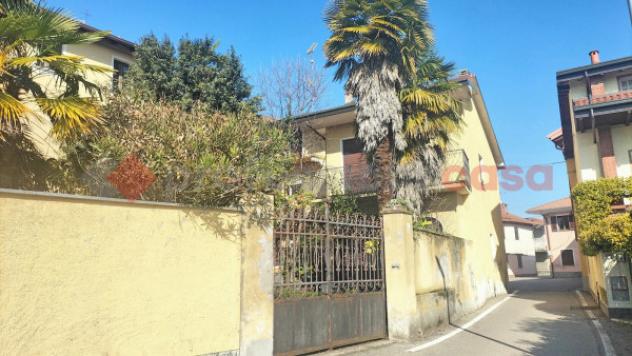 Casa indipendente di 380 m² con più di 5 locali e box auto in vendita a Agrate Conturbia