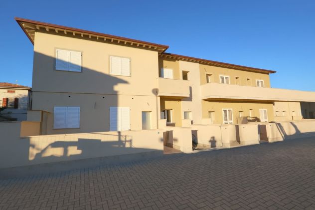 NUOVO TERRATETTO SU UN UNICO LIVELLO CON GIARDINO E 2 POSTI AUTO