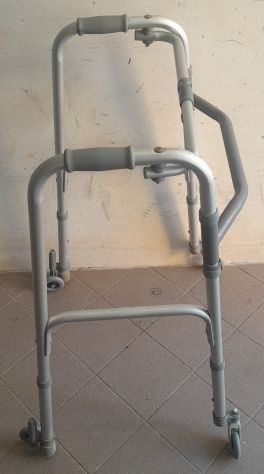 Deambulatore pieghevole, regolabile in altezza con 2 ruote piroettanti - Foto 3