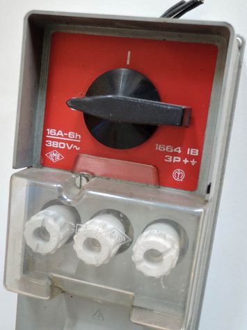Presa trifase con interruttore