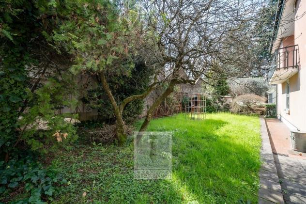 VILLA BIFAMILIARE CON PARCO DI 770 MQ IN CENTRO CALOLZIO - Foto 2