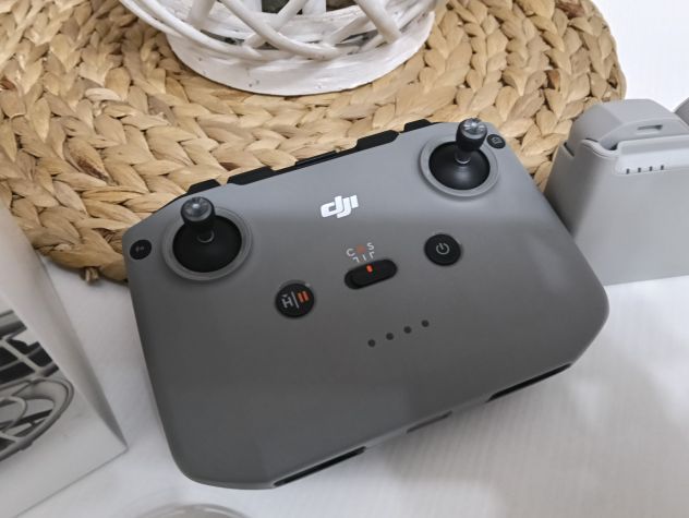 Drone DJI con radiocomando e tre batterie. Completo. - Foto 3