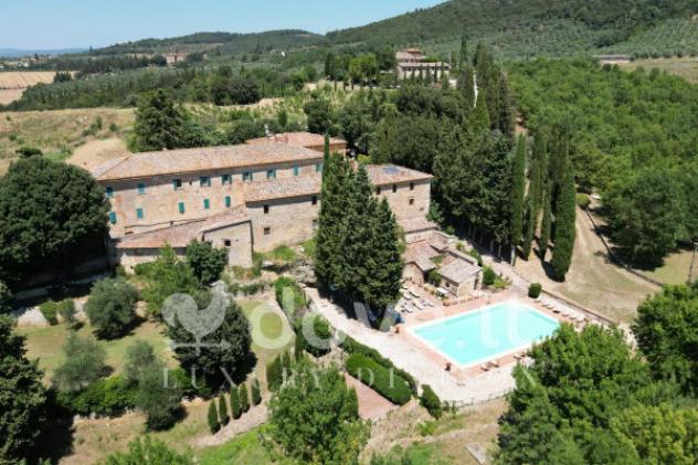 Rustico / Casale di 2200 m² con più di 5 locali e box auto in vendita a Asciano - Foto 2