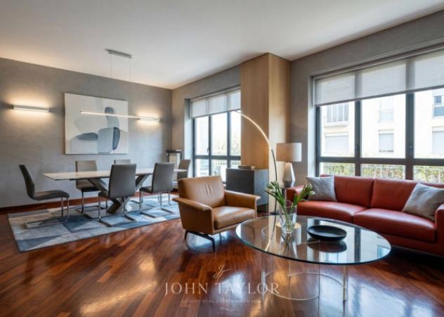 Appartamento di 155 m² con 5 locali e box auto doppio in vendita a Milano