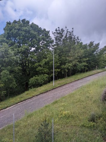 Lampione della luce privato, con struttura in metallo, cavi e luce plafoniera