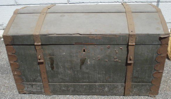Baule in legno con coperchio senitondo