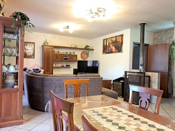 Varano Borghi - villetta a schiera quasi completamente indipendente - Foto 5