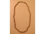 Collana con perle di bigiotteria con fermaglio.