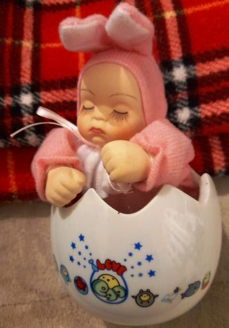 carillon uovo con bambina che ondeggia funzionante cm. 15x10