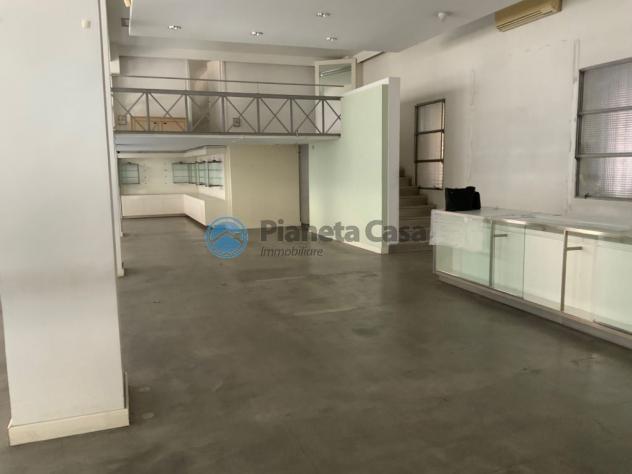 CENTRO STORICO: negozio con 4 vetrine, uffici e magazzino - Foto 4