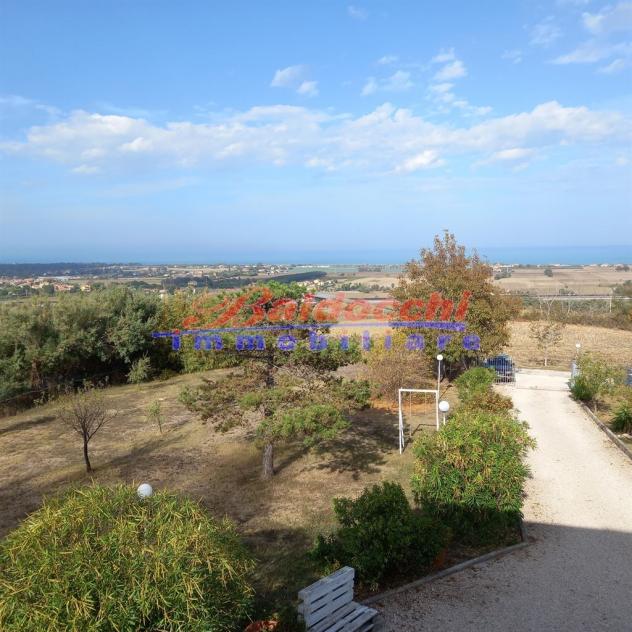 CAMINATE - VILLA IN COLLINA CON AMPIO TERRENO E SPLENDIDA VISTA - Foto 9