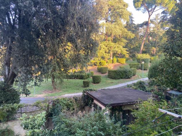 L'appartamento di mq.100 ha una buona distribuzione degli spazi con vani ampi, grandi finestre e soffitti alti; si fa apprezzare per la piacevole lumi - Foto 2