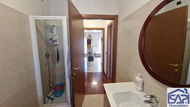 Bilocale con terrazzo e box - Foto 16