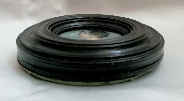 RARA MINIATURA DI DAMA DI EPOCA NAPOLEONICA, CORNICE LIGNEA ROTONDA. - Foto 5
